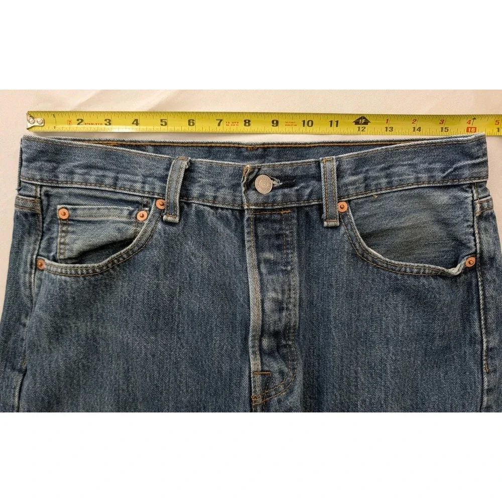 Levi's 501 Jeans Men's Button Fly Size 32x34 Light Wash Denim Straight Leg Fit